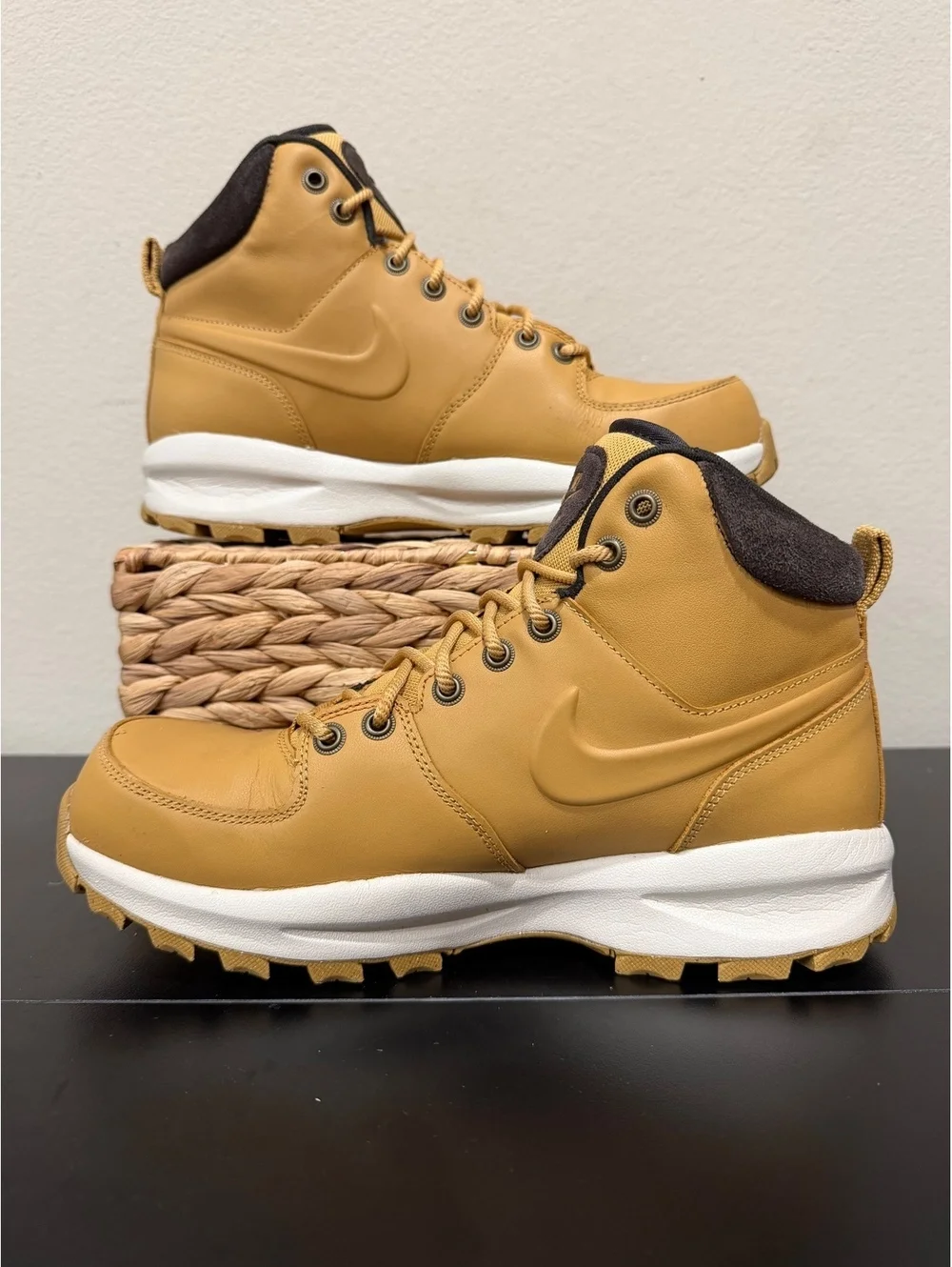 Size 9.5 - Nike Manoa Leather “Haystack”
